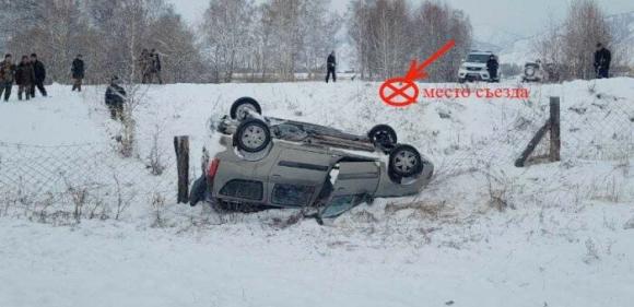 В Горном Алтае спасатели вытащили водителя из опасного автомобиля