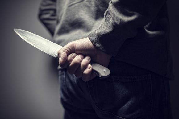 В Барнауле мужчина с ножом приставал к прохожим