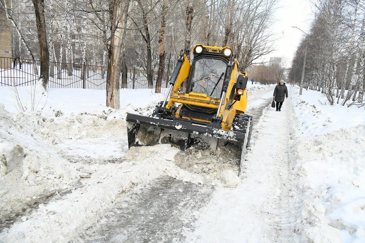 В Барнауле днем и ночью усиленно чистят тротуары