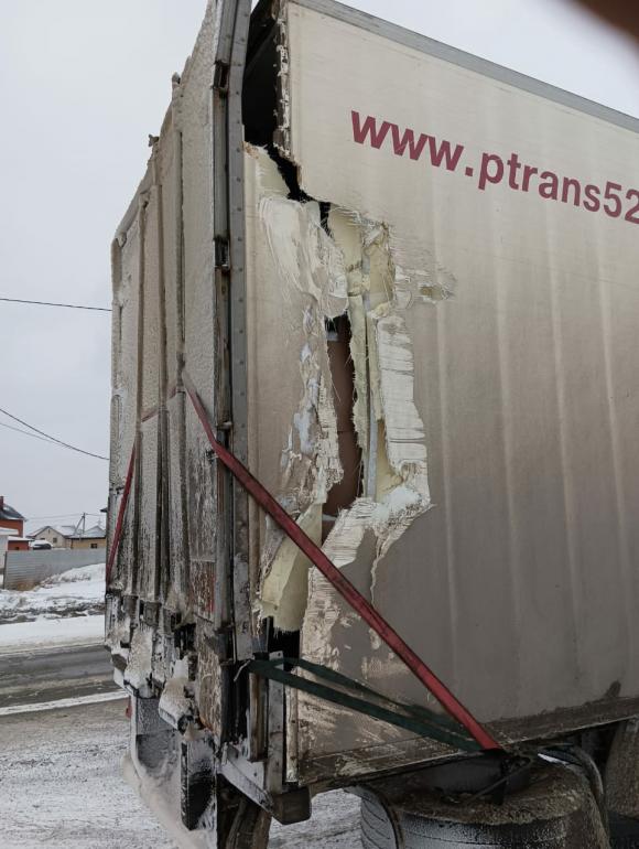 Барнаульцы помогли попавшему в аварию дальнобойщику