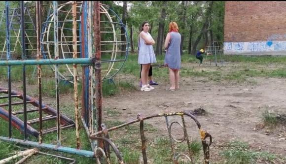 В Рубцовске недовольные детскими визгами люди снесли детскую площадку