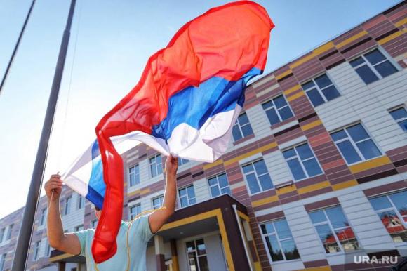 87 школ Барнаула закупили флаги