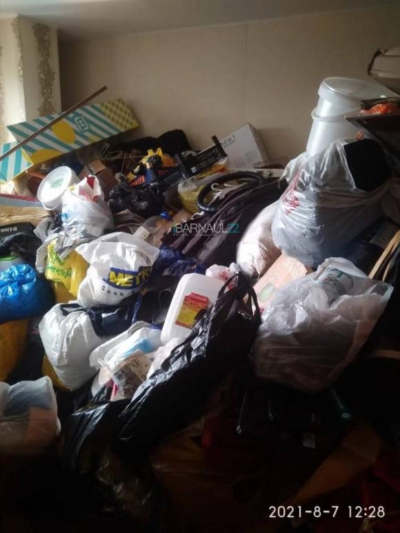 В Барнауле житель дома по ул. 5-ая Западная, 77 устроил свалку в квартире