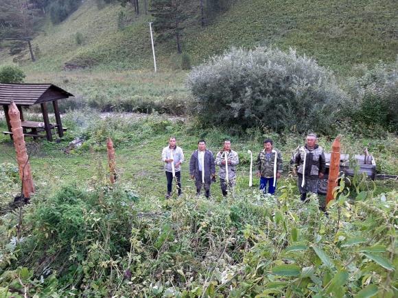 В окрестностях села Бешпельтир Чемальского района разгромили обрядовое место у родника