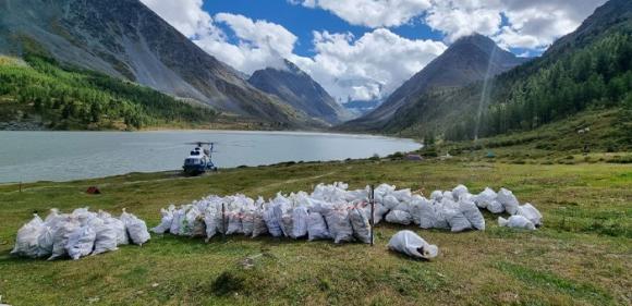 20 волонтеров со всех уголков России очистили подножие Белухи от мусора