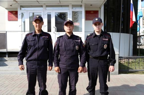 Алтайские полицейские спасли подростка, которая хотела прыгнуть с балкона