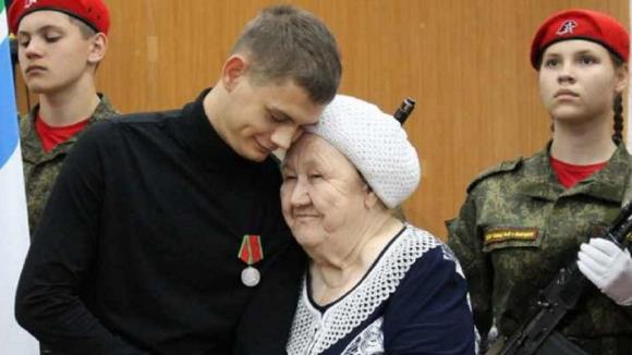 Уроженцу Алтайского края вручили медаль Суворова за подвиги во время спецоперации