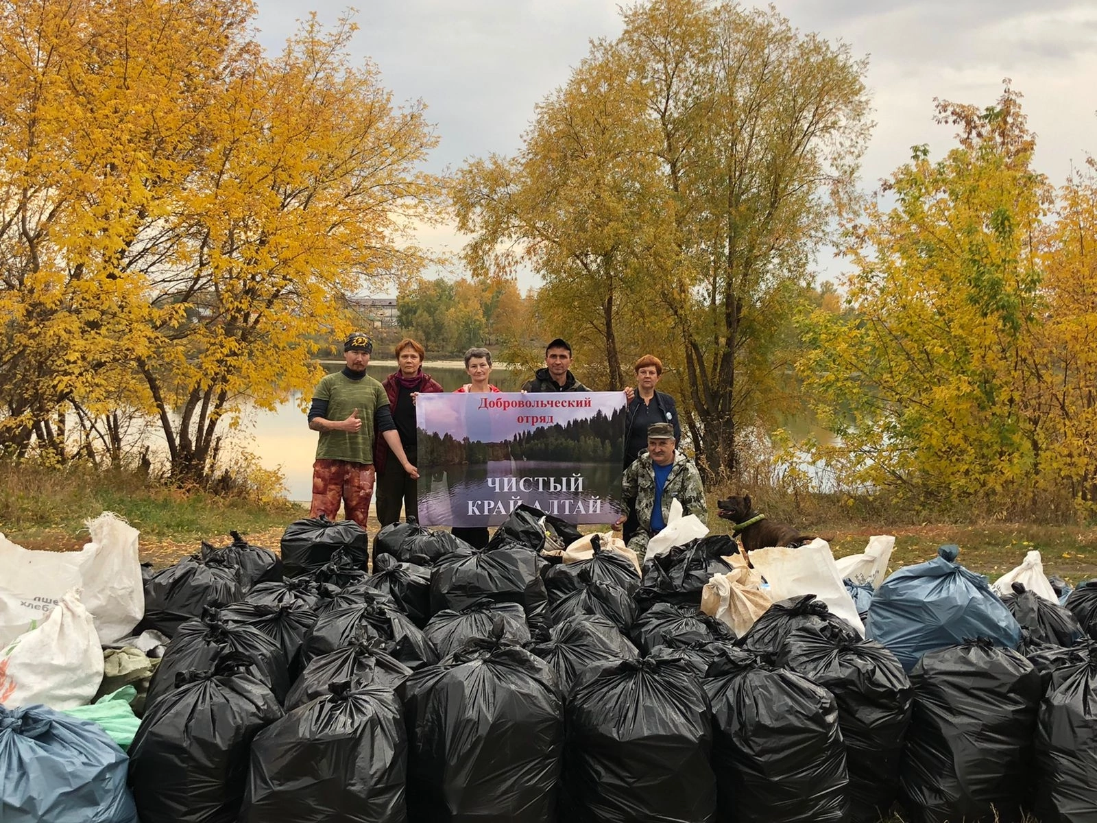 Волонтеры очистили берег водоема в посёлке Комсомольский