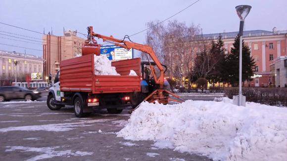 Дорожники Барнаула заступили на дневную смену по очистке улиц