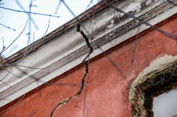 Аварийный дом на Смирнова, 77Д дал глубокую трещину