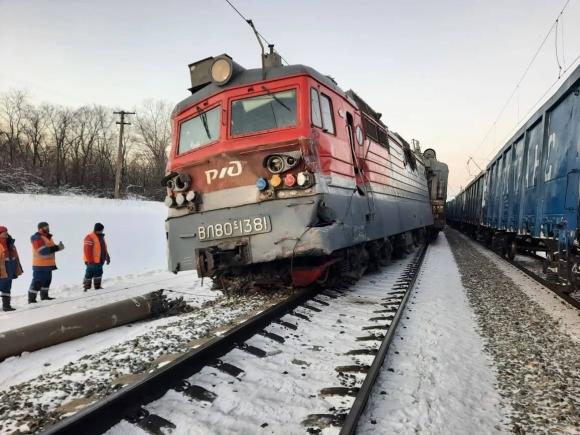 В Новосибирской области поезд сошёл с рельсов после столкновения с КамАЗом