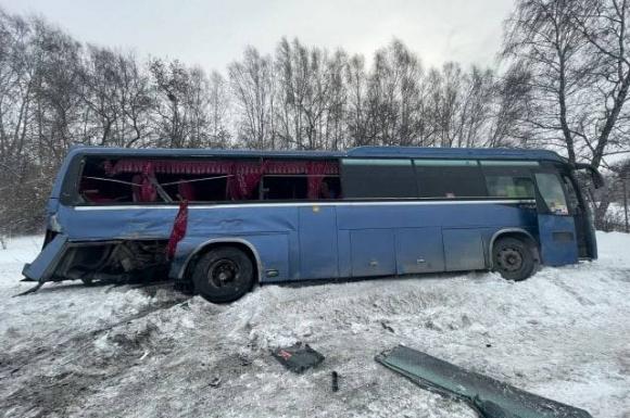 Рейсовый автобус со школьниками  сегодня утром столкнулся с КамАЗом на Чуйском тракте