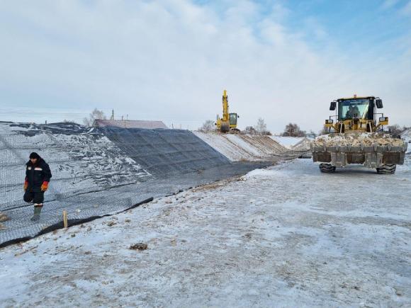 В селе Краснощеково продолжается строительство защитных дамб