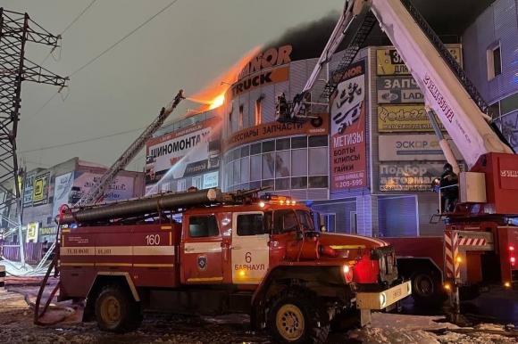 При пожаре в ТЦ Успех пострадали трое спасателей