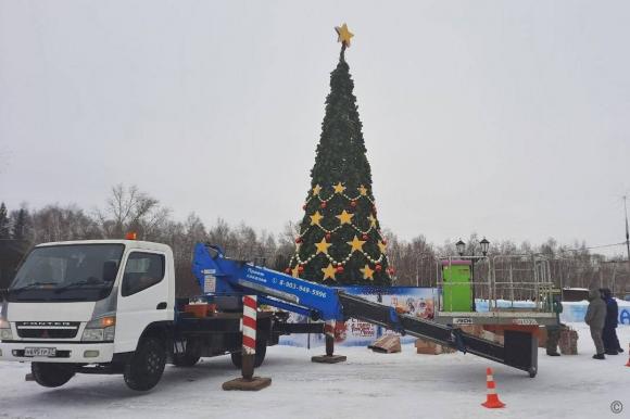В Барнауле постепенно начали убирать новогоднее оформление
