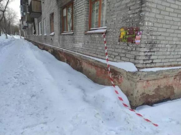 СК возбудил уголовное дело после падения снега на жительницу Барнаула