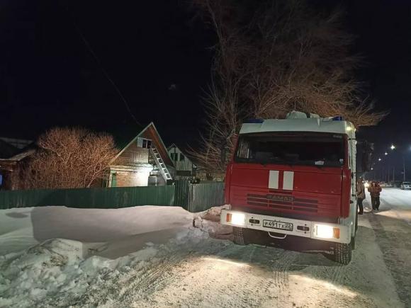 В Рубцовске произошел серьезный пожар в частном доме