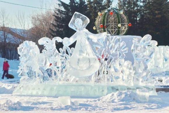 В администрации Бийска пояснили суть конфликта с ледовыми скульпторами