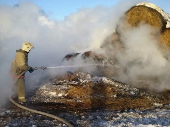 В Родинском районе спасли от огня более 100 тюков сена