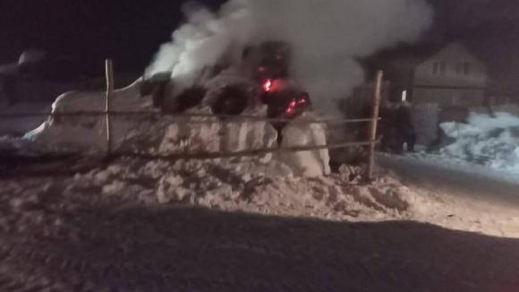 Алтайским пожарным вновь пришлось спасать сено от огня