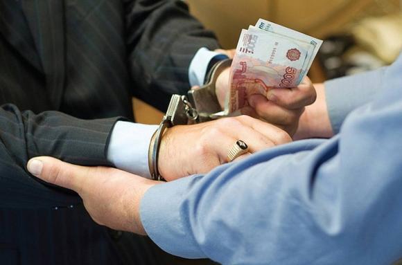 В Барнауле сотрудника отдела по борьбе с коррупцией УМВД обвиняют в получении крупной взятки