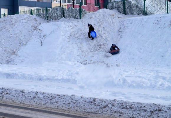 В Барнауле девочка скатилась с горки под машину