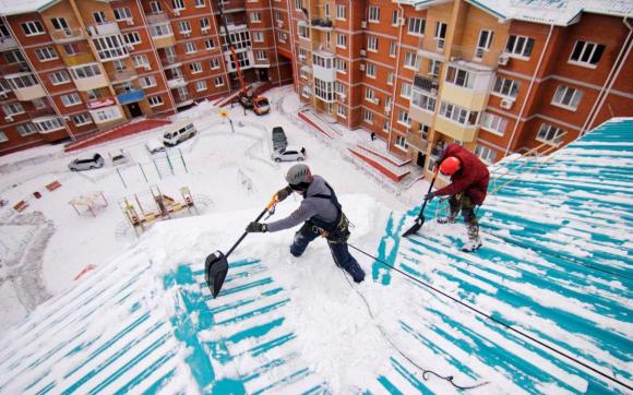 В Барнауле начнут чистить крыши из-за погодного плюса