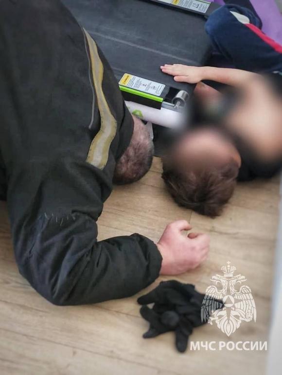 В Барнауле спасатели помогли ребёнку, рука которого застряла в тренажёре