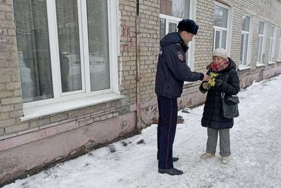 В Барнауле участковые поздравили жительниц с 8 Марта
