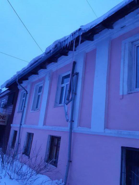 Сугроб со льдом упал на 13-летнюю девочку в Барнауле