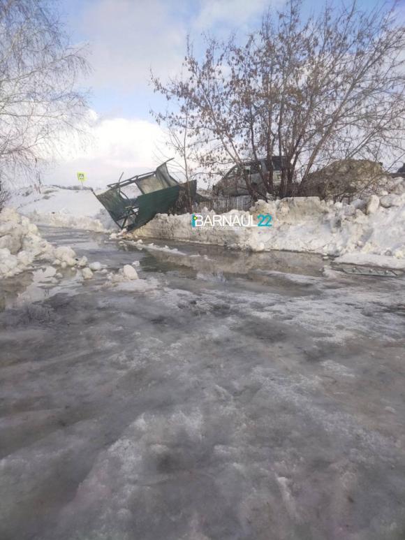 12 марта в Новоалтайске иномарка наехала на остановку - один человек погиб