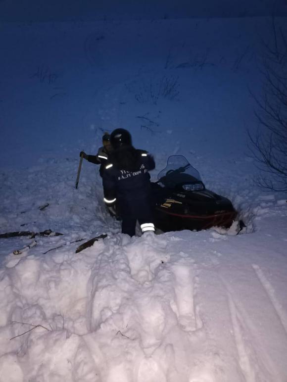 Прогулка на снегоходе едва не закончилась плачевно для жителя Алтайского края