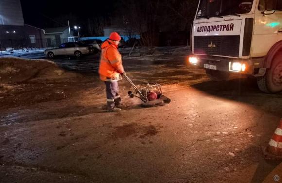 МБУ «Автодорстрой» продолжает ремонтировать дороги Барнаула холодным асфальтом