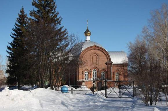 Крестовоздвиженская церковь в парке 