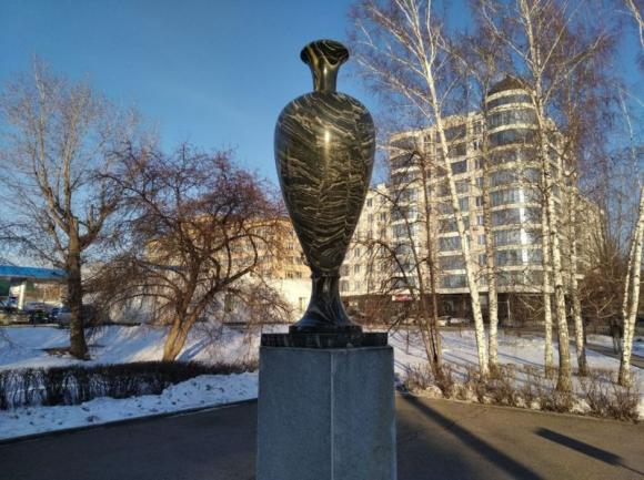 Установленная в Барнауле колыванская ваза покрылась трещинами