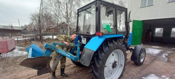 В Алтайском крае наградили тракториста за проявленную смелость