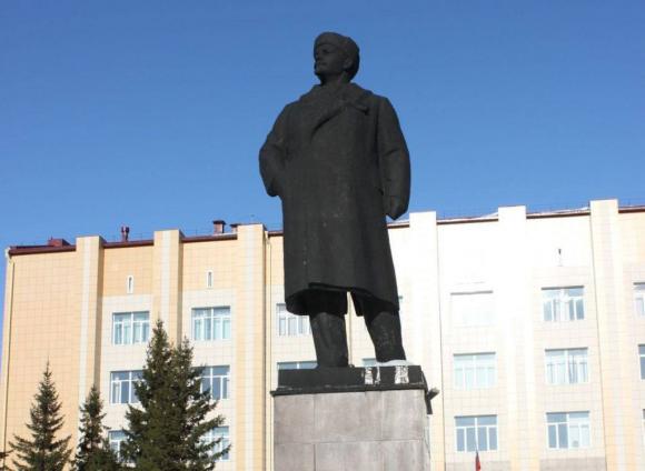 В Бийске отреставрируют памятник Ленину в шапке