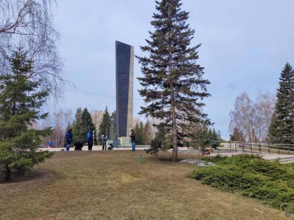 В Барнауле приводят с порядок Мемориал Славы