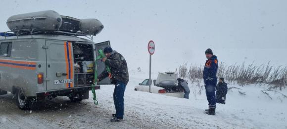 Водолазы-спасатели помогли выбраться из кювета семье с маленьким ребенком