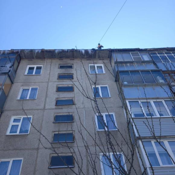 В Барнауле усилили контроль за очисткой кровель домов от снега и наледи