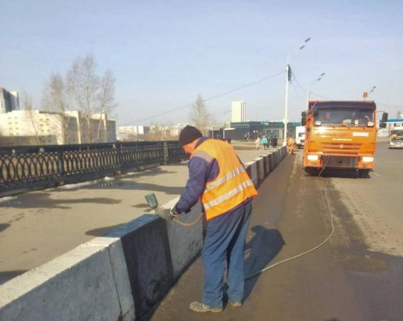 В Барнауле обновляют остановки и ограждения