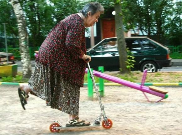 В Барнауле 78-летняя бабушка решила прокатиться  на электросамокате и врезалась в машину