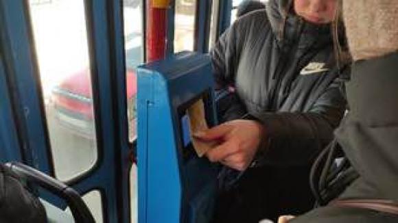 В Барнауле отказались от идеи внедрить бескондукторную систему оплаты за проезд в трамваях