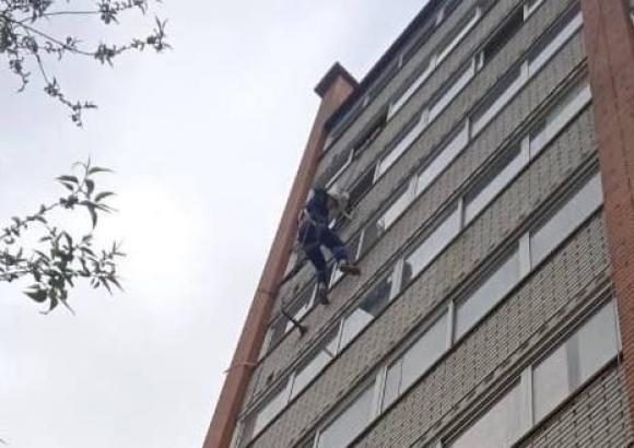 В Барнауле спасатели помогли пенсионерам через окно