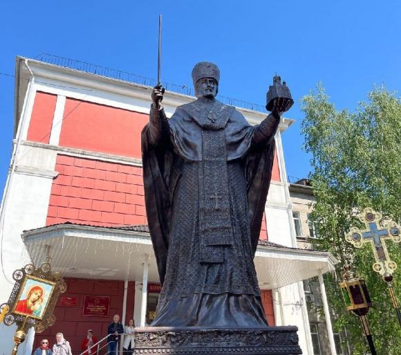 Митрополит Барнаульский и Алтайский Сергий освятил памятник Николаю Чудотворцу