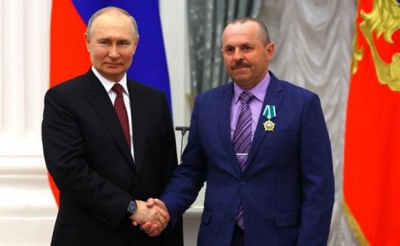 Президент вручил Орден Дружбы алтайскому механизатору из Зонального района