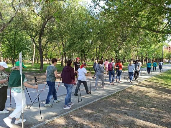 Парк Изумрудный приглашает на открытую тренировку по скандинавской ходьбе