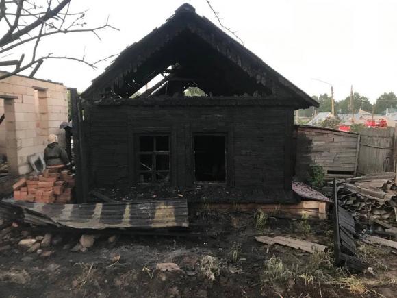 В Новоалтайске при пожаре погибли женщина и двое детей