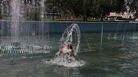 Барнаульцам напоминают, что купаться в фонтанах запрещено