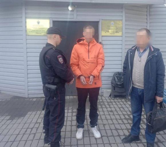 За жестокое избиение падчерицы перед судом предстанет житель Барнаула